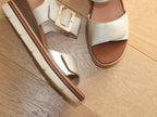 Sandales à talon compensé en cuir beige et doré Sun