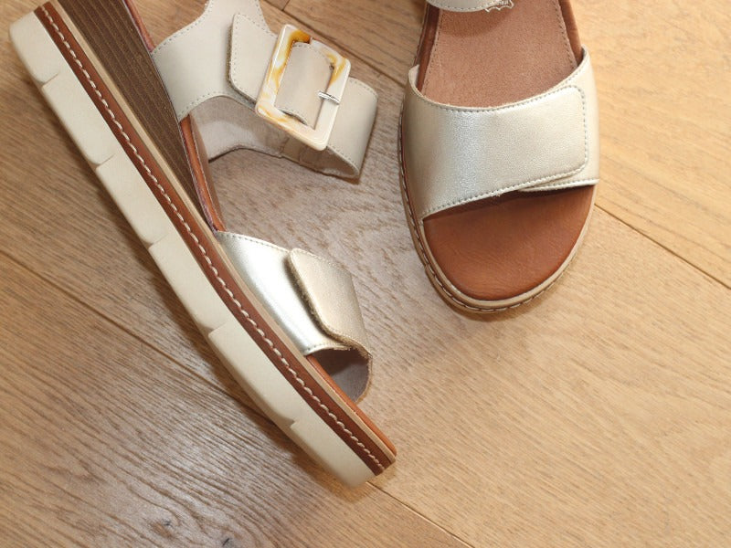 Sandales à talon compensé en cuir beige et doré Sun