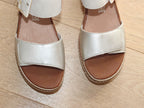 Sandales à talon compensé en cuir beige et doré Sun
