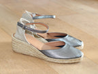 Espadrille fermée à talon compensé en cuir brillant Costa