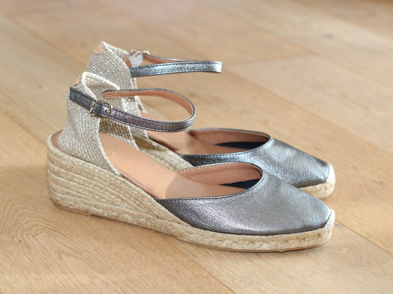 Espadrille fermée à talon compensé en cuir brillant Costa