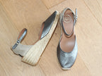 Espadrille fermée à talon compensé en cuir brillant Costa