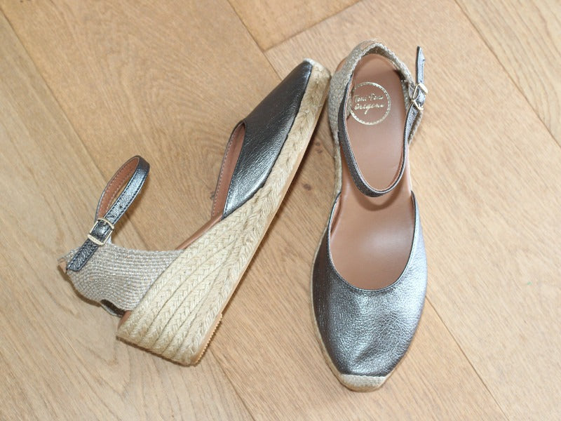 Espadrille fermée à talon compensé en cuir brillant Costa