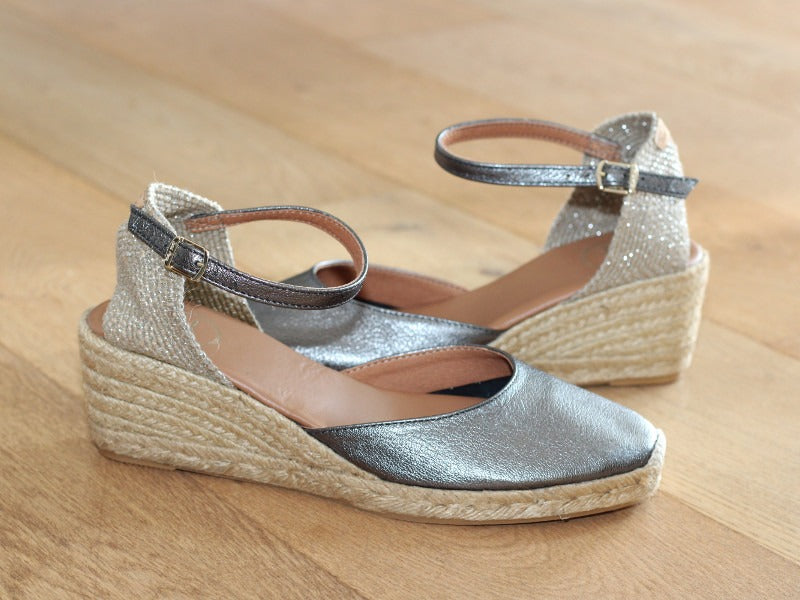 Espadrille fermée à talon compensé en cuir brillant Costa