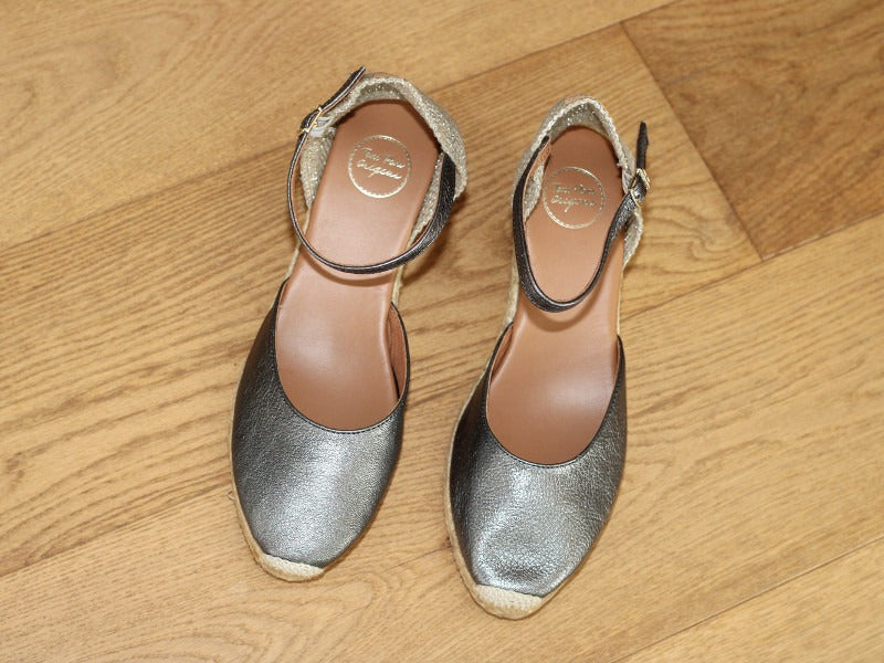 Espadrille fermée à talon compensé en cuir brillant Costa
