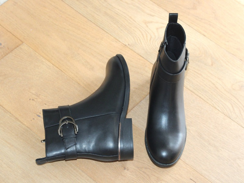 Bottines basses noires avec boucle métal