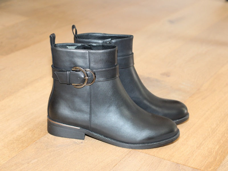 Bottines basses noires avec boucle métal