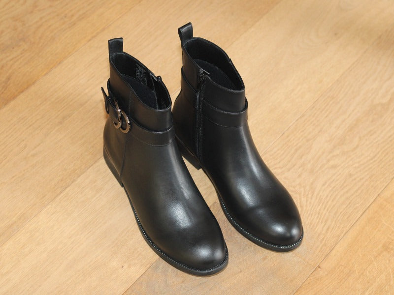 Bottines basses noires avec boucle métal
