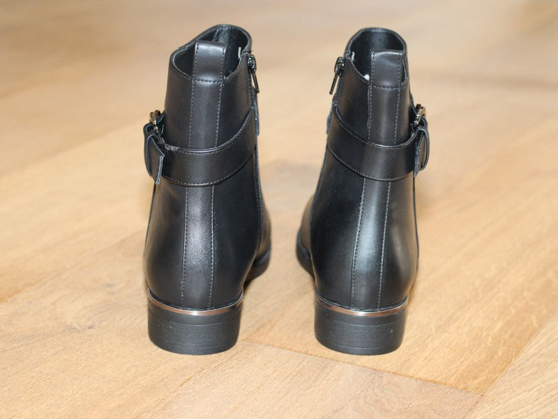 Bottines basses noires avec boucle métal