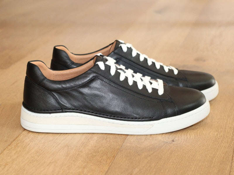 Baskets Cleve en cuir noir et semelle blanche