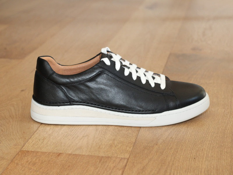 Baskets Cleve en cuir noir et semelle blanche