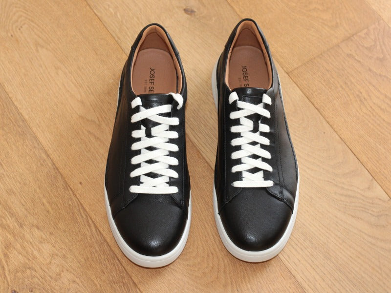 Baskets Cleve en cuir noir et semelle blanche