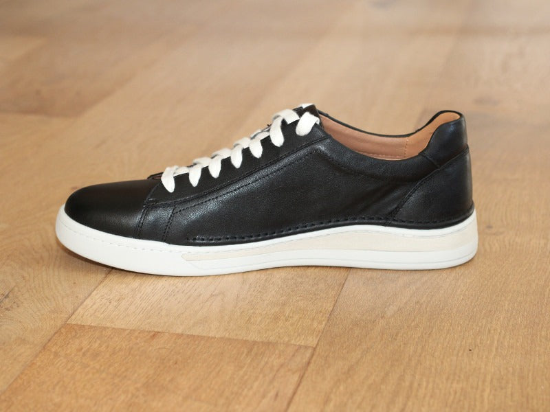 Baskets Cleve en cuir noir et semelle blanche
