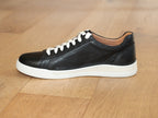Baskets Cleve en cuir noir et semelle blanche