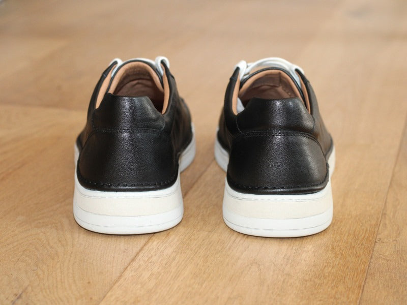 Baskets Cleve en cuir noir et semelle blanche