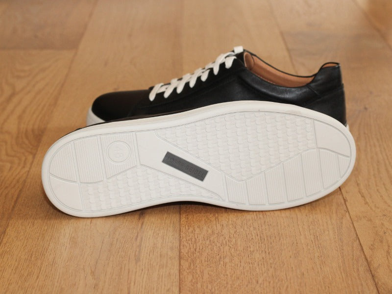 Baskets Cleve en cuir noir et semelle blanche