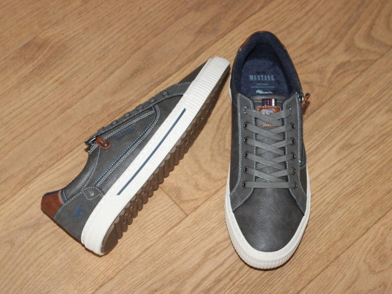 Chaussures sneakers gris de Mustang