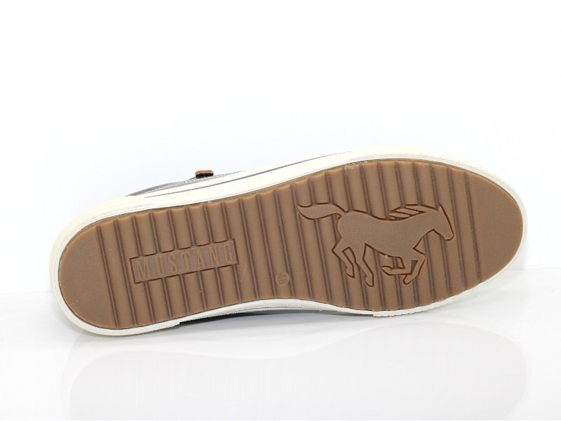 Chaussures sneakers gris de Mustang