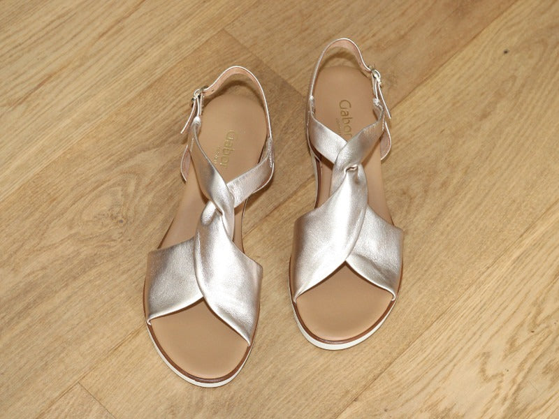 Sandales en cuir doré et brides croisées Gabor