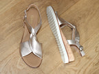 Sandales en cuir doré et brides croisées Gabor