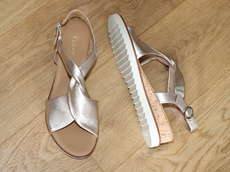 Sandales en cuir doré et brides croisées Gabor