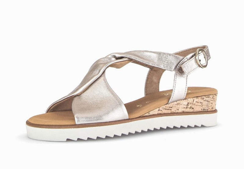 Sandales en cuir doré et brides croisées Gabor