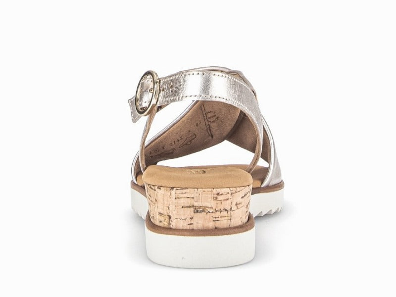 Sandales en cuir doré et brides croisées Gabor