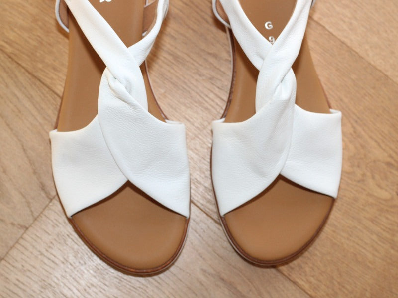 Sandales en cuir blanc et bride croisée Gabor