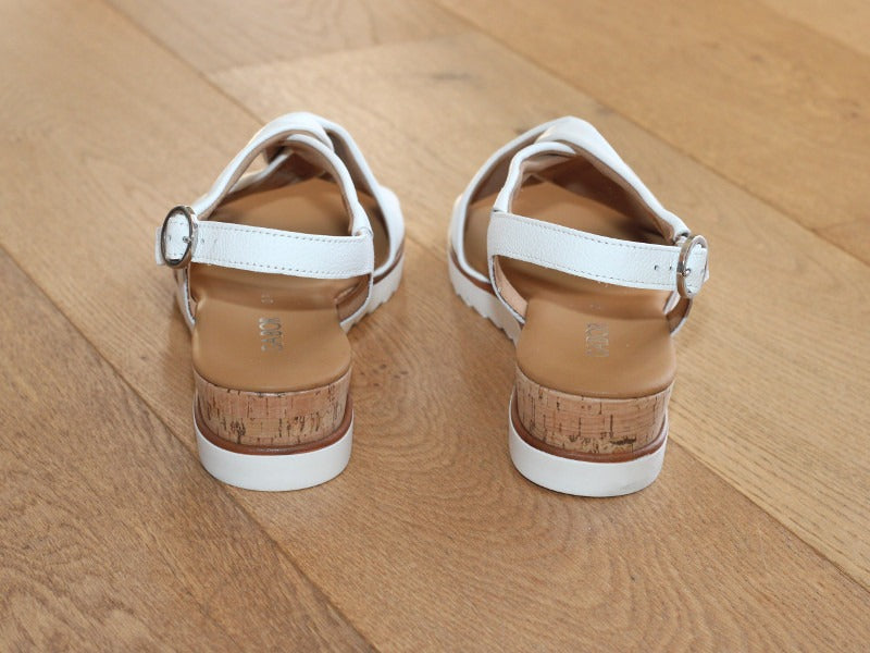 Sandales en cuir blanc et bride croisée Gabor