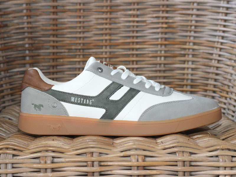 Sneakers moderne Mustang blanc et kaki