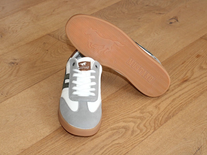 Sneakers moderne Mustang blanc et kaki