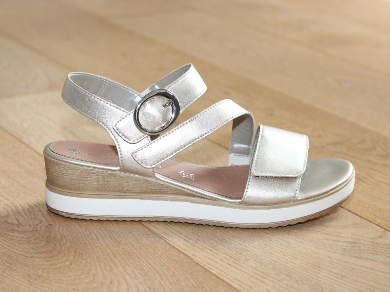 Sandales compensées Remonte en cuir doré et 3 brides réglables