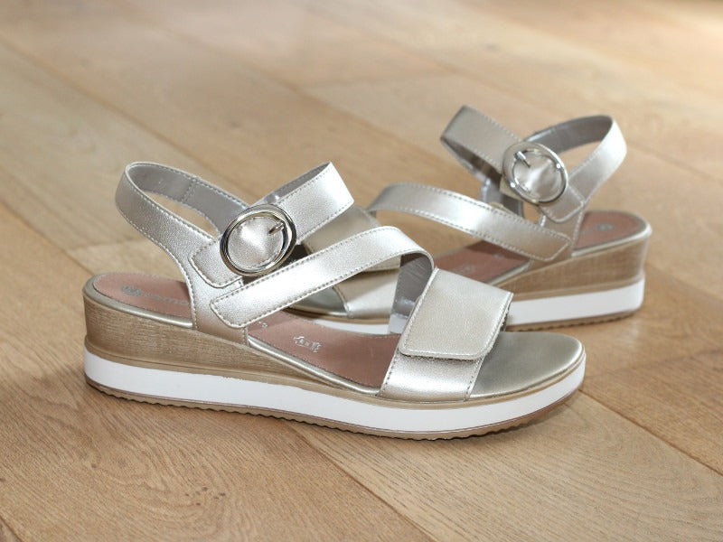 Sandales compensées Remonte en cuir doré et 3 brides réglables