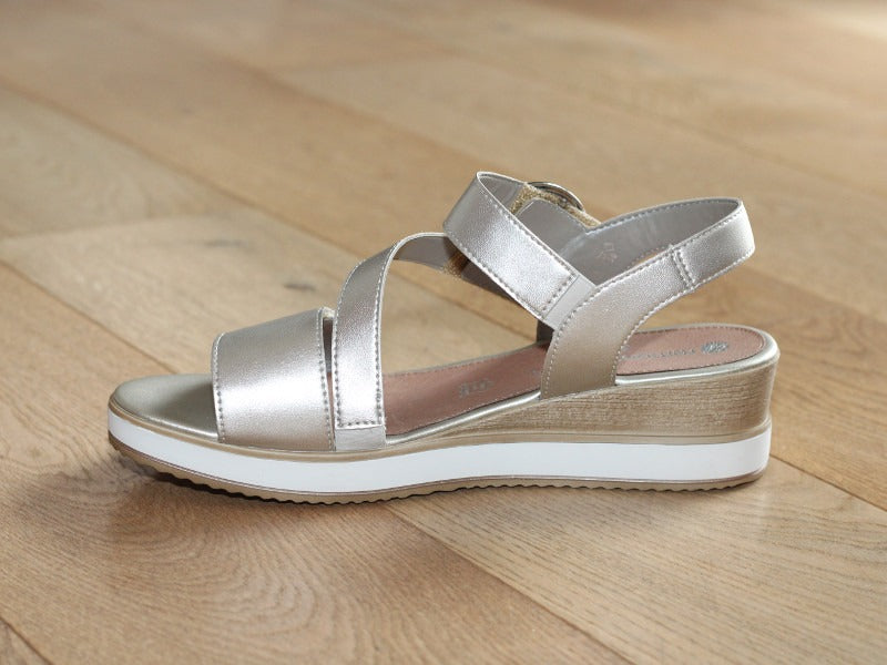 Sandales compensées Remonte en cuir doré et 3 brides réglables