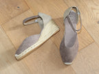 Espadrille Lloret bout fermé et talon compensé en cuir taupe