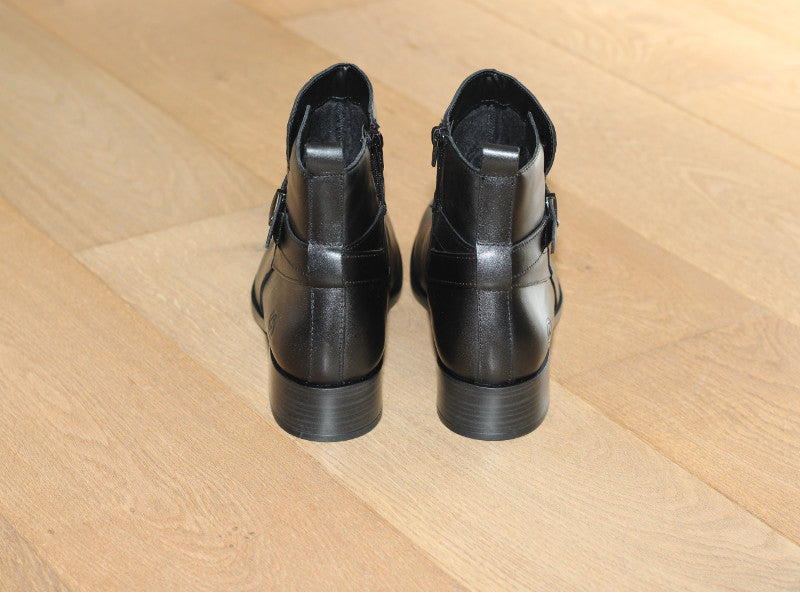 Bottines plates en cuir noir