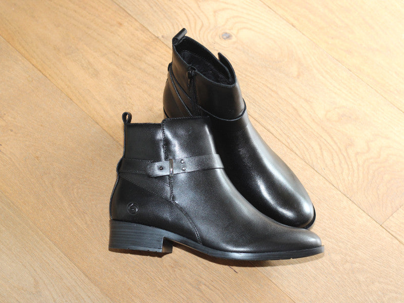 Bottines plates en cuir noir