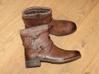 Bottines basses marron et petit talon Mustang