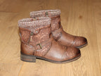 Bottines basses marron et petit talon Mustang