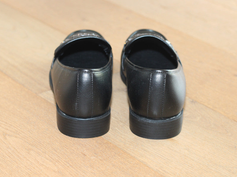Mocassins noir classique et bijou fantaisie