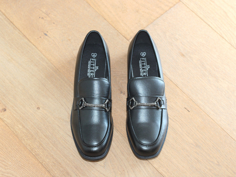 Mocassins noir classique et bijou fantaisie