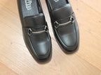 Mocassins noir classique et bijou fantaisie