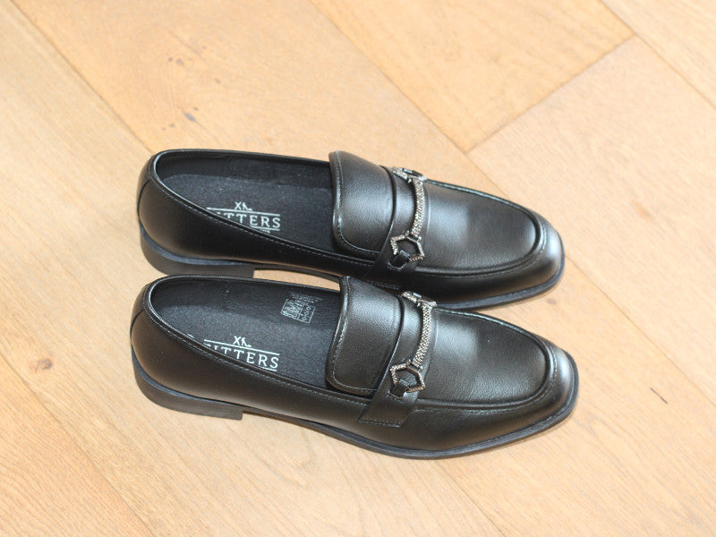 Mocassins noir classique et bijou fantaisie