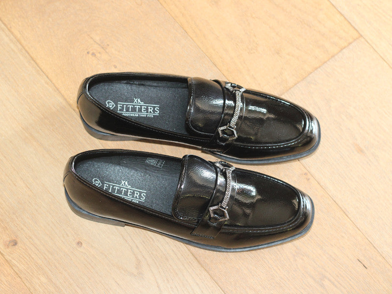 Mocassins vernis noir et bijou fantaisie