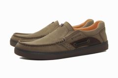 Mocassins style bateau en cuir beige et marron