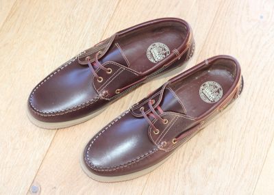 Chaussures bateau classiques en cuir marron